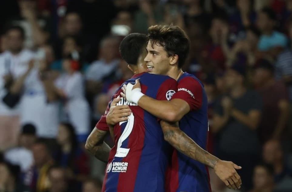hai cầu thủ Barcelona, ​​Joao Cancelo và Joao Felix sau khi ghi bàn