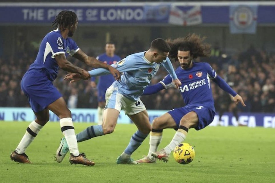 Raheem Sterling và Marc Cucurella vây quanh Phil Foden trong trận Chelsea vs Manchester City ở Tuần 12 Ngoại hạng Anh 2023/2024 trên sân Stamford Bridge, tối Chủ nhật (11/12/2023)