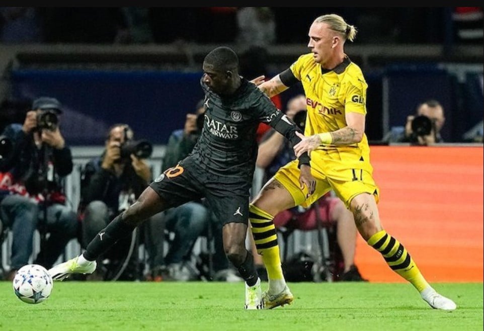 Ousmane Dembele bị đối thủ truy đuổi trong trận PSG vs Borussia Dortmund, Champions League 2023/2024