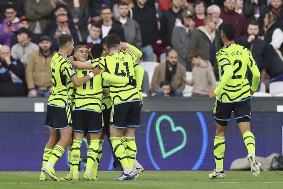 Các cầu thủ Arsenal ăn mừng bàn thắng vào lưới West Ham ở vòng 24 Premier League 2023/2024