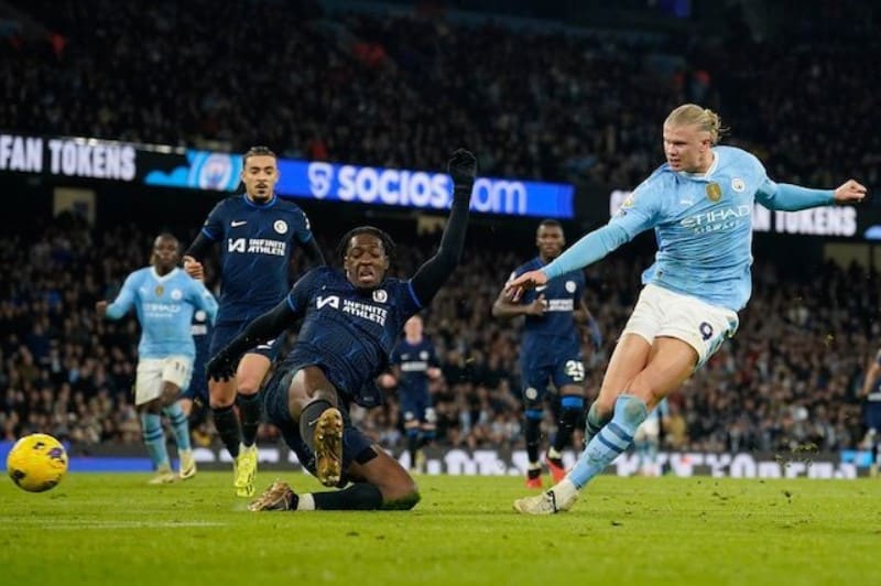 Axel Disasi cố gắng cản phá cú sút của Erling Haaland trong trận đấu Premier League giữa Manchester City vs Chelsea, Chủ nhật (18/2/2024). 