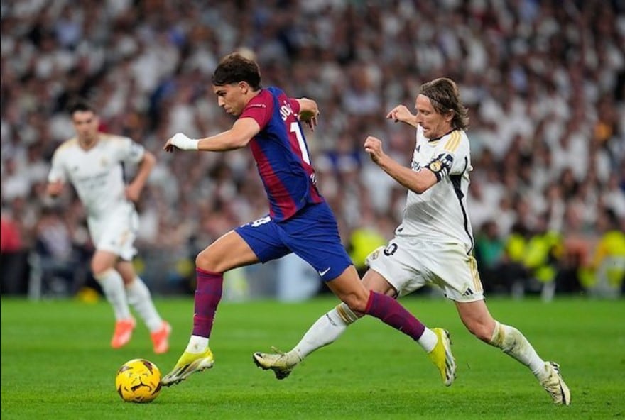 Joao Felix rời xa sự theo đuổi của Luka Modric trong trận Real Madrid vs Barcelona, La Liga 2023/2024