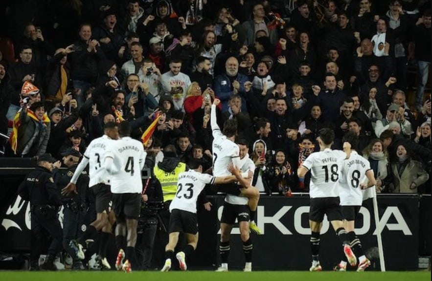 Đội Valencia ăn mừng bàn thắng vào lưới Real Madrid ở vòng 27 La Liga 2023/2024